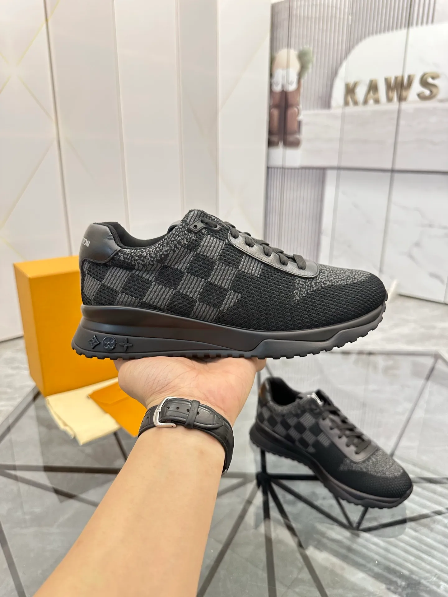 Men's shoes for sale💰: 💰P560¥ High-end quality Product trademark: LV* "Louis Vuitton*" low-top sneakers Regular size: 38-44 (can be customized to 45.46.) Product materials: imported breathable fly knit upper, breathable lining, original raw rubber translucent combination outsole. Number: 2068
